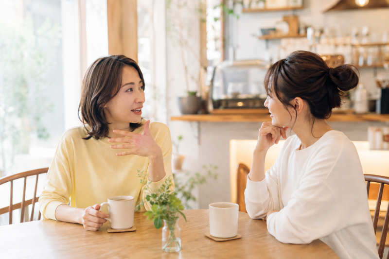 カフェで信頼できる相手に気持ちを話しながら相談している女性